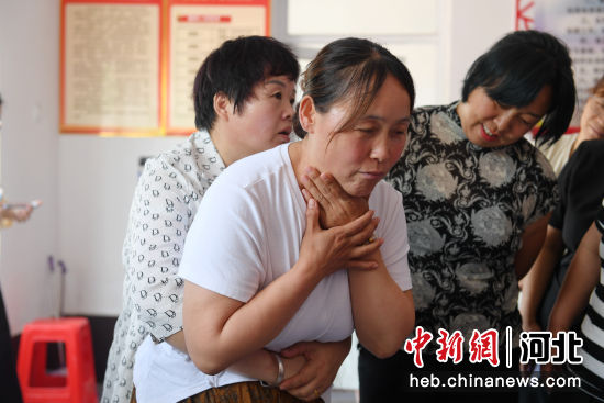 家政老师演示海姆立克急救法。 崔贤飞 摄